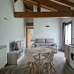 De - La Plaza Apartment *